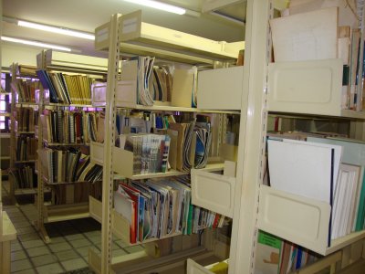 Livros, anurios, indicadores anuais, guias; a biblioteca possui um acervo de mais de 2.900 publicaes